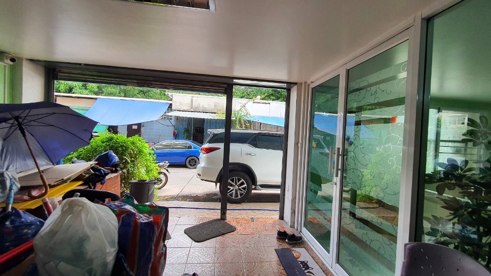 For SaleShop HouseWongwianyai, Charoennakor : Shophouse for sale, 3.5 floors, 2 units, adding a mezzanine and adding a rooftop, Soi Charoen Nakhon 49, suitable for an office or residence.