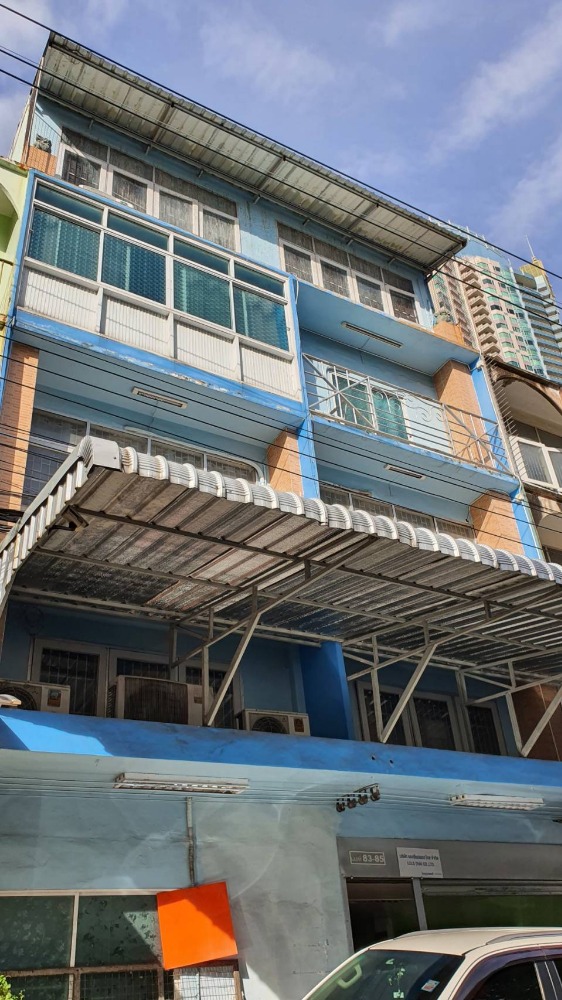 For SaleShop HouseWongwianyai, Charoennakor : Shophouse for sale, 3.5 floors, 2 units, adding a mezzanine and adding a rooftop, Soi Charoen Nakhon 49, suitable for an office or residence.