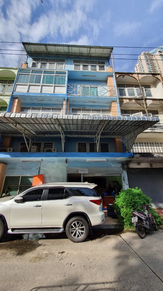 For SaleShop HouseWongwianyai, Charoennakor : Shophouse for sale, 3.5 floors, 2 units, adding a mezzanine and adding a rooftop, Soi Charoen Nakhon 49, suitable for an office or residence.