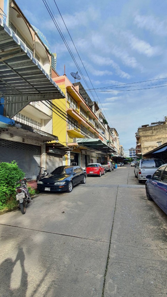 For SaleShop HouseWongwianyai, Charoennakor : Shophouse for sale, 3.5 floors, 2 units, adding a mezzanine and adding a rooftop, Soi Charoen Nakhon 49, suitable for an office or residence.