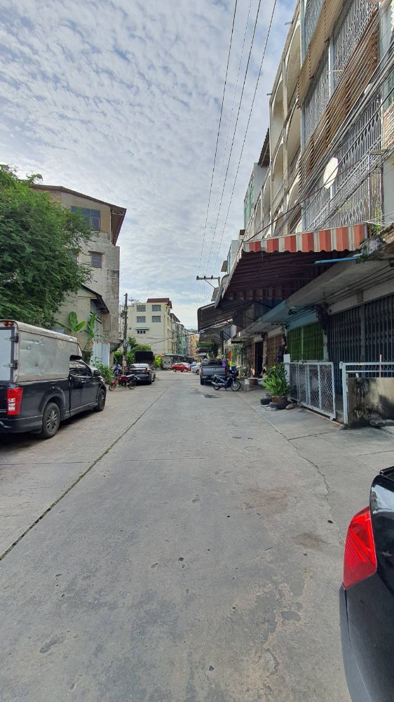 For SaleShop HouseWongwianyai, Charoennakor : Shophouse for sale, 3.5 floors, 2 units, adding a mezzanine and adding a rooftop, Soi Charoen Nakhon 49, suitable for an office or residence.