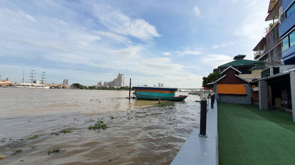 For SaleShop HouseWongwianyai, Charoennakor : Shophouse for sale, 3.5 floors, 2 units, adding a mezzanine and adding a rooftop, Soi Charoen Nakhon 49, suitable for an office or residence.