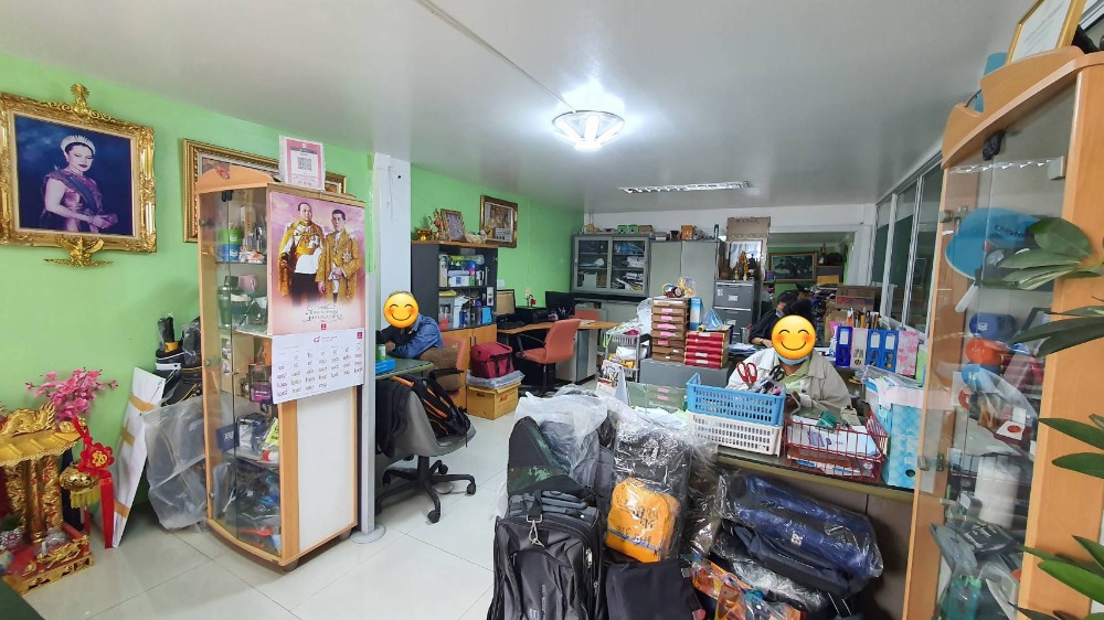 For SaleShop HouseWongwianyai, Charoennakor : Shophouse for sale, 3.5 floors, 2 units, adding a mezzanine and adding a rooftop, Soi Charoen Nakhon 49, suitable for an office or residence.