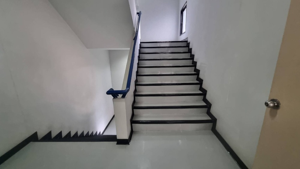 For RentOfficeWitthayu, Chidlom, Langsuan, Ploenchit : BTS Ploenchit Nana, good location, office for rent, 500 sq m, good price 650 baht/sq m.