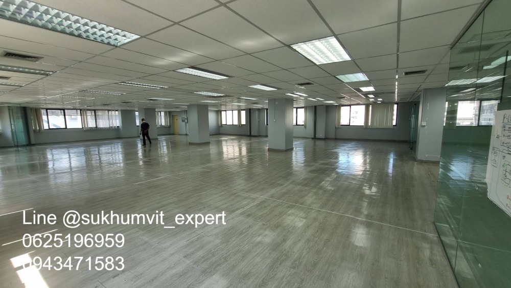 For RentOfficeWitthayu, Chidlom, Langsuan, Ploenchit : BTS Ploenchit Nana, good location, office for rent, 500 sq m, good price 650 baht/sq m.