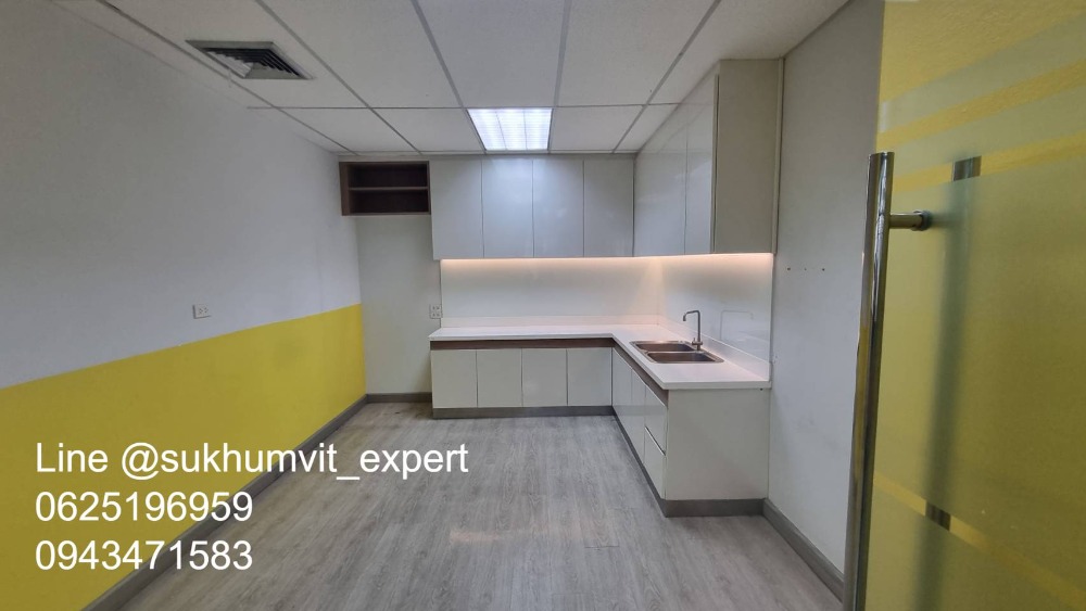 For RentOfficeWitthayu, Chidlom, Langsuan, Ploenchit : BTS Ploenchit Nana, good location, office for rent, 250 sq m, good price 650 baht/sq m.