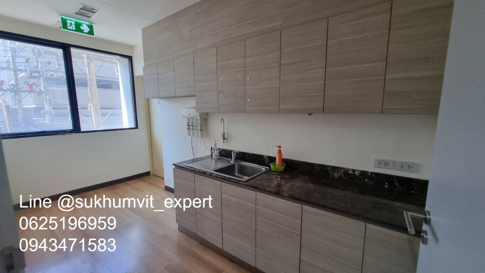 For RentOfficeWitthayu, Chidlom, Langsuan, Ploenchit : BTS Ploenchit Nana, good location, office for rent, 357 sq m, good price 650 baht/sq m, 232,050 baht per month.