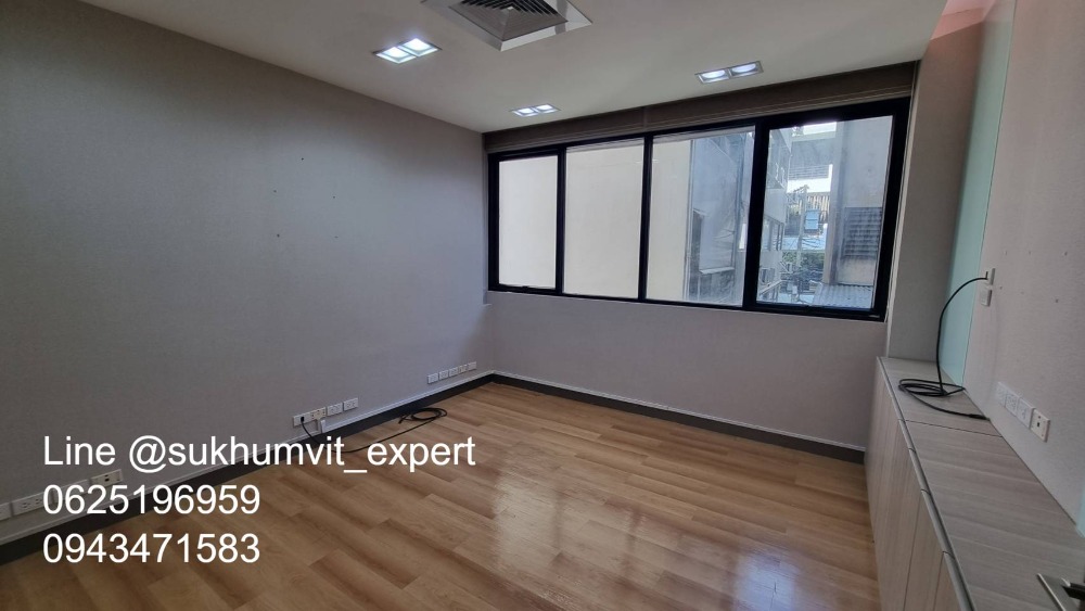 For RentOfficeWitthayu, Chidlom, Langsuan, Ploenchit : BTS Ploenchit Nana, good location, office for rent, 357 sq m, good price 650 baht/sq m, 232,050 baht per month.