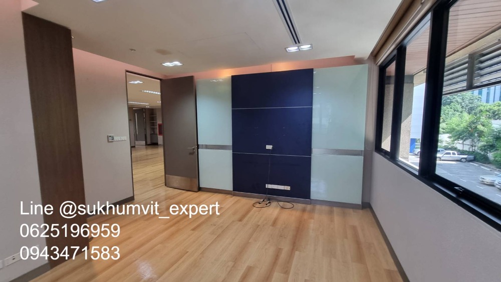 For RentOfficeWitthayu, Chidlom, Langsuan, Ploenchit : BTS Ploenchit Nana, good location, office for rent, 357 sq m, good price 650 baht/sq m, 232,050 baht per month.