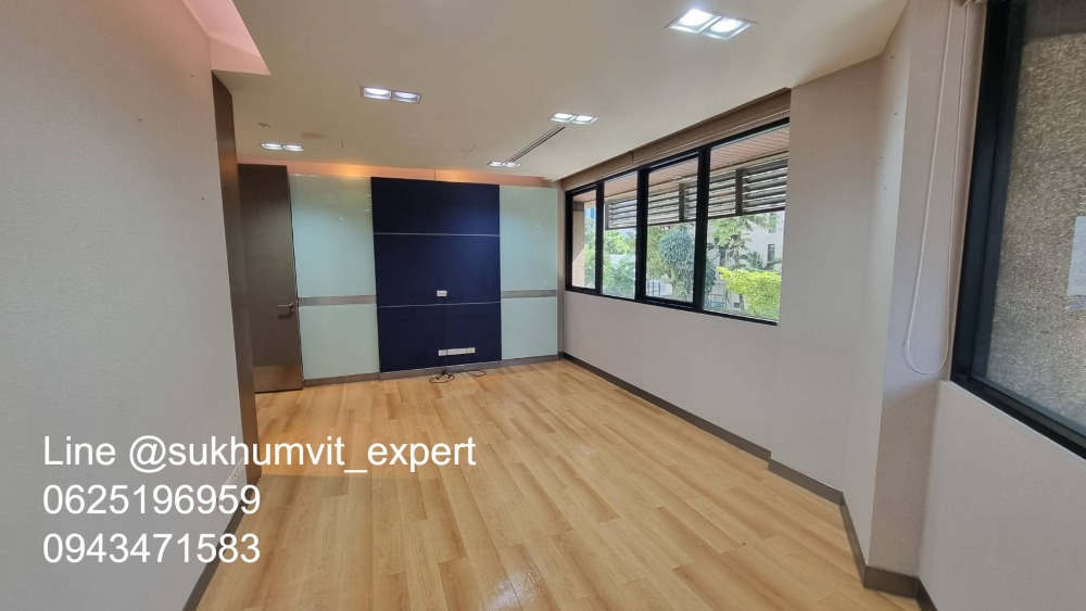 For RentOfficeWitthayu, Chidlom, Langsuan, Ploenchit : BTS Ploenchit Nana, good location, office for rent, 357 sq m, good price 650 baht/sq m, 232,050 baht per month.