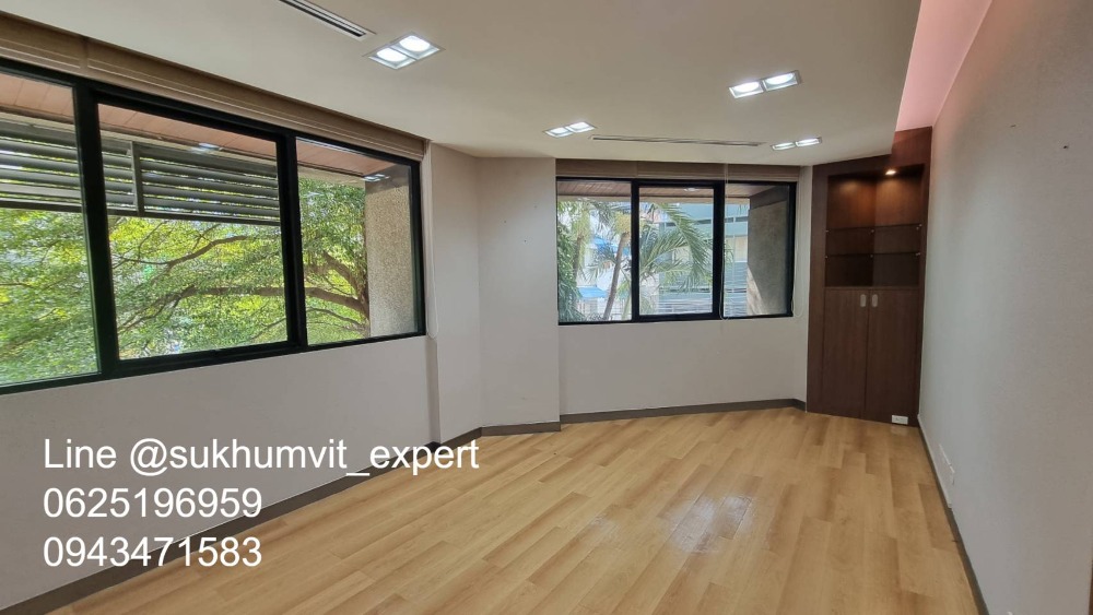 For RentOfficeWitthayu, Chidlom, Langsuan, Ploenchit : BTS Ploenchit Nana, good location, office for rent, 357 sq m, good price 650 baht/sq m, 232,050 baht per month.