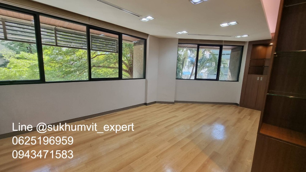 For RentOfficeWitthayu, Chidlom, Langsuan, Ploenchit : BTS Ploenchit Nana, good location, office for rent, 357 sq m, good price 650 baht/sq m, 232,050 baht per month.