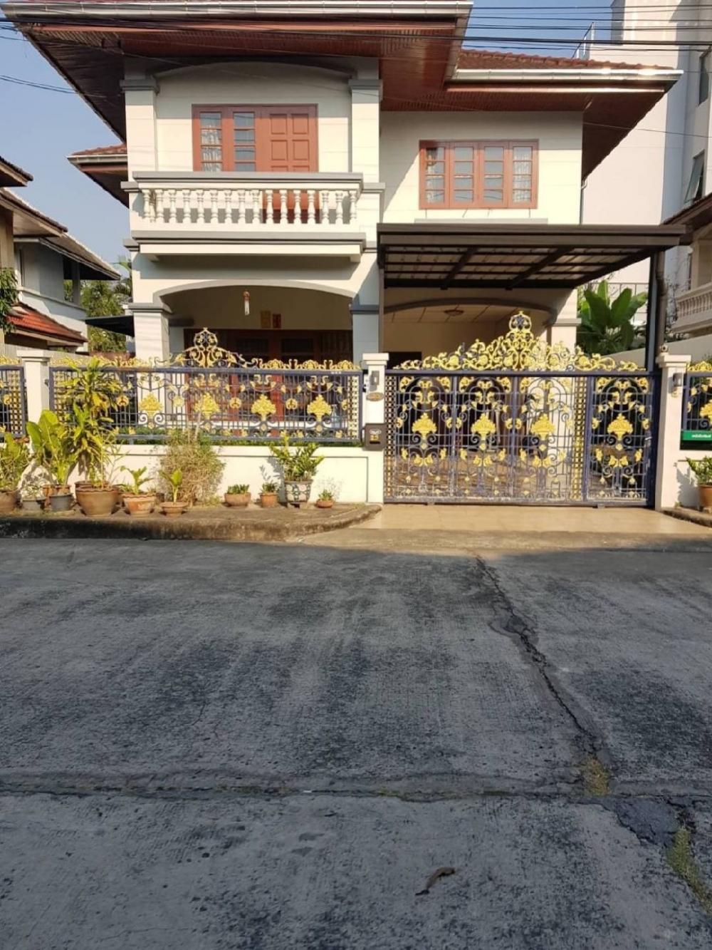 For RentHouseOnnut, Udomsuk : Single house for rent On Nut40 square meters, 3 bedrooms, 2 bathrooms, 2 floors, has space on the side. บ้านเดี่ยวให้เช่าอ่อนนุช40 ตารางวา 3 ห้องนอน 2 ห้องน้ำ 2 ชั้นมีพื้นที่ด้านข้างสนใจโทร  0938563451 line/fb