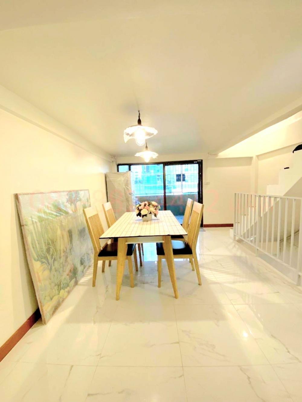 For SaleShop HouseRamkhamhaeng, Hua Mak : Townhome for sale, Ramkhamhaeng Soi 58/4, recently renovated with 4 bedrooms, 3 bedrooms, comfortable parking for more than 4 cars, selling very cheap, 4.2 million.