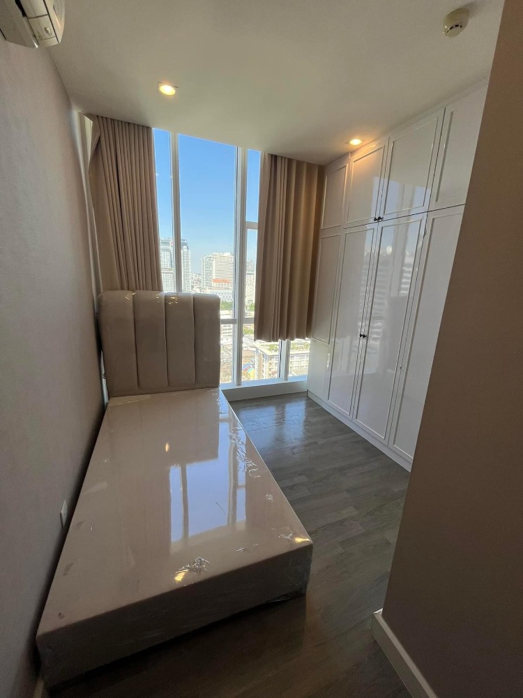 For SaleCondoSathorn, Narathiwat : 💫For sale with tenant til February 2026
 New 2 beds 2 baths unit with fully furnished kitchen, unobstructed beautiful view, and ready to move in. Close to BTS St. Louis and Surasak.
