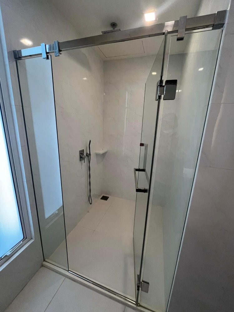 For SaleCondoSathorn, Narathiwat : 💫For sale with tenant til February 2026
 New 2 beds 2 baths unit with fully furnished kitchen, unobstructed beautiful view, and ready to move in. Close to BTS St. Louis and Surasak.