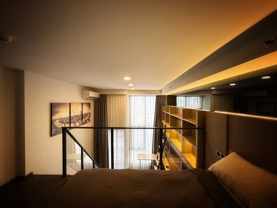 ให้เช่าคอนโดสยาม จุฬา สามย่าน : Park Origin Chula - Samyan【𝐑𝐄𝐍𝐓】 🔥ห้องLOFT 2 ชั้น ตกแต่งสวยหรู พื้นที่เก็บของเยอะ ใกล้ MRT สามย่าน 🔥ติดต่อไลน์ไอดี: @hacondo