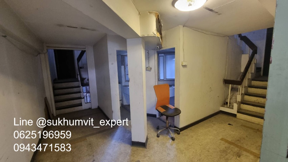 ให้เช่าทาวน์โฮมนานา : ให้เช่า บ้านทาวน์เฮาส์ตามสภาพ พื้นที่ใหญ่ ที่ดินรวม 65 ตารางวา มีดาดฟ้า เหมาะทำโรงแรม โรงพยาบาล คลินิค โฮสเทล