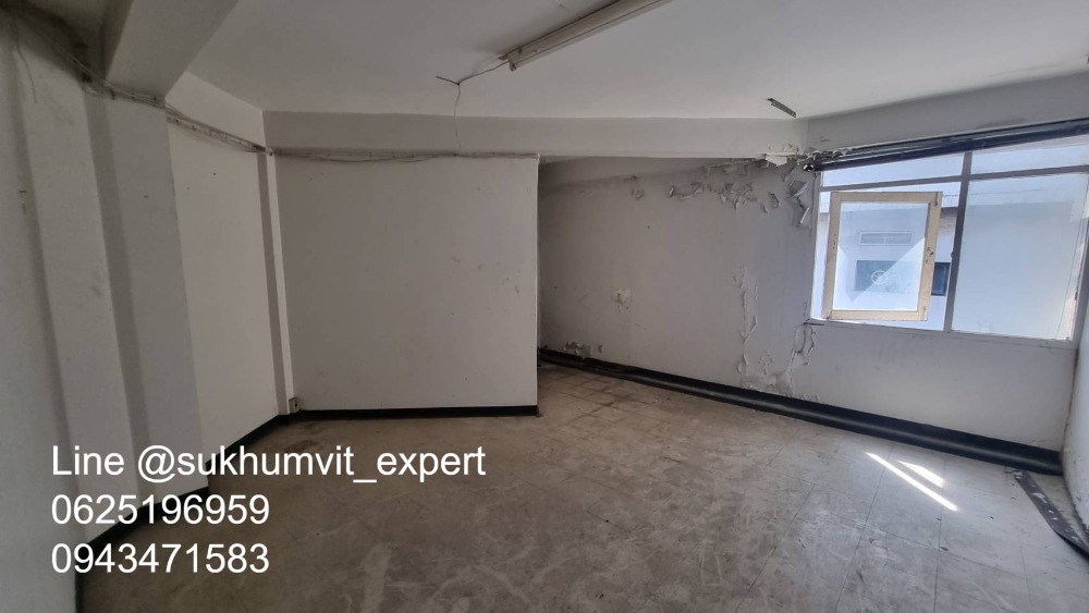 ให้เช่าทาวน์โฮมนานา : ให้เช่า บ้านทาวน์เฮาส์ตามสภาพ พื้นที่ใหญ่ ที่ดินรวม 65 ตารางวา มีดาดฟ้า เหมาะทำโรงแรม โรงพยาบาล คลินิค โฮสเทล