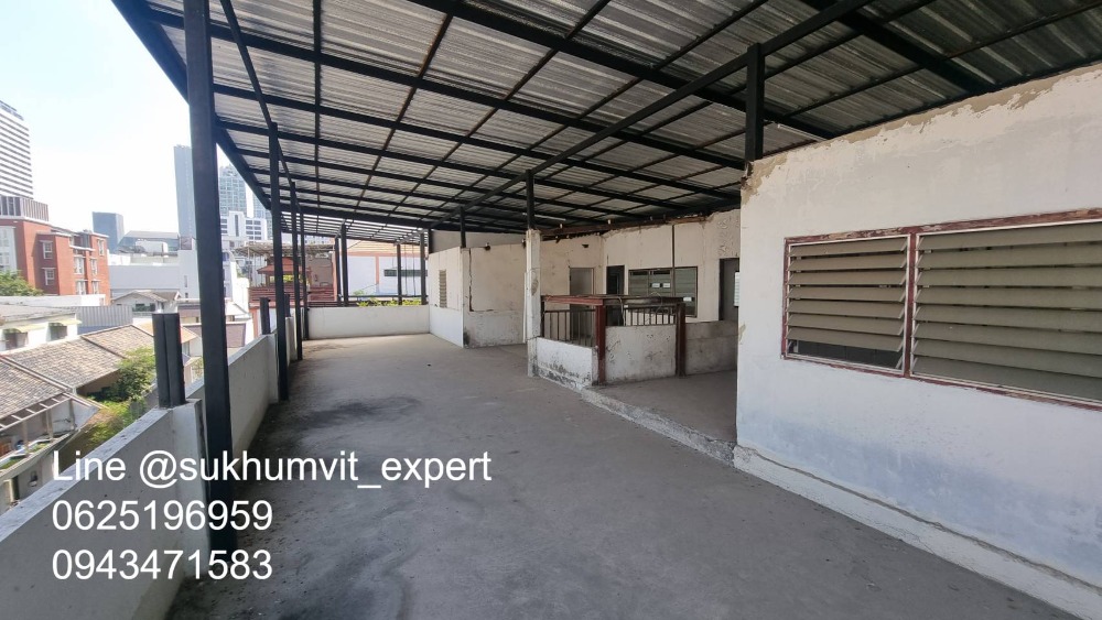 ให้เช่าทาวน์โฮมนานา : ให้เช่า บ้านทาวน์เฮาส์ตามสภาพ พื้นที่ใหญ่ ที่ดินรวม 65 ตารางวา มีดาดฟ้า เหมาะทำโรงแรม โรงพยาบาล คลินิค โฮสเทล