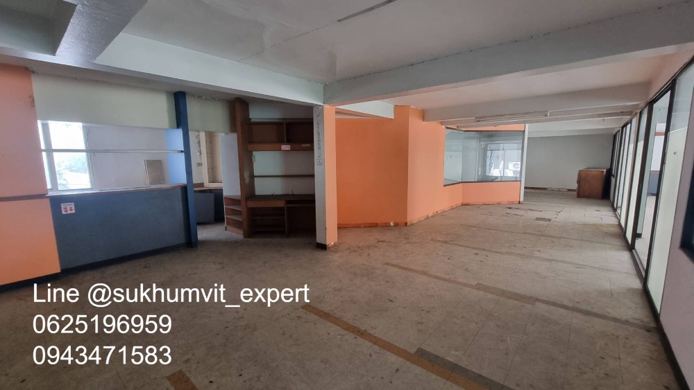 ให้เช่าทาวน์โฮมนานา : ให้เช่า บ้านทาวน์เฮาส์ตามสภาพ พื้นที่ใหญ่ ที่ดินรวม 65 ตารางวา มีดาดฟ้า เหมาะทำโรงแรม โรงพยาบาล คลินิค โฮสเทล