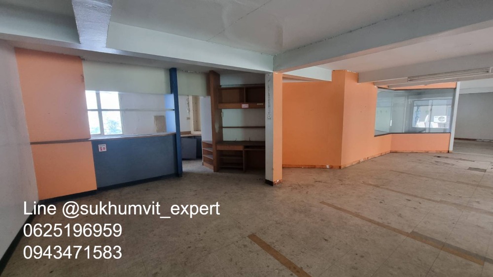 ให้เช่าทาวน์โฮมนานา : ให้เช่า บ้านทาวน์เฮาส์ตามสภาพ พื้นที่ใหญ่ ที่ดินรวม 65 ตารางวา มีดาดฟ้า เหมาะทำโรงแรม โรงพยาบาล คลินิค โฮสเทล