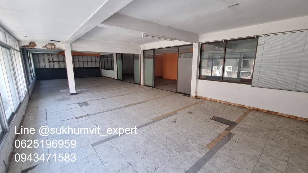 ให้เช่าทาวน์โฮมนานา : ให้เช่า บ้านทาวน์เฮาส์ตามสภาพ พื้นที่ใหญ่ ที่ดินรวม 65 ตารางวา มีดาดฟ้า เหมาะทำโรงแรม โรงพยาบาล คลินิค โฮสเทล