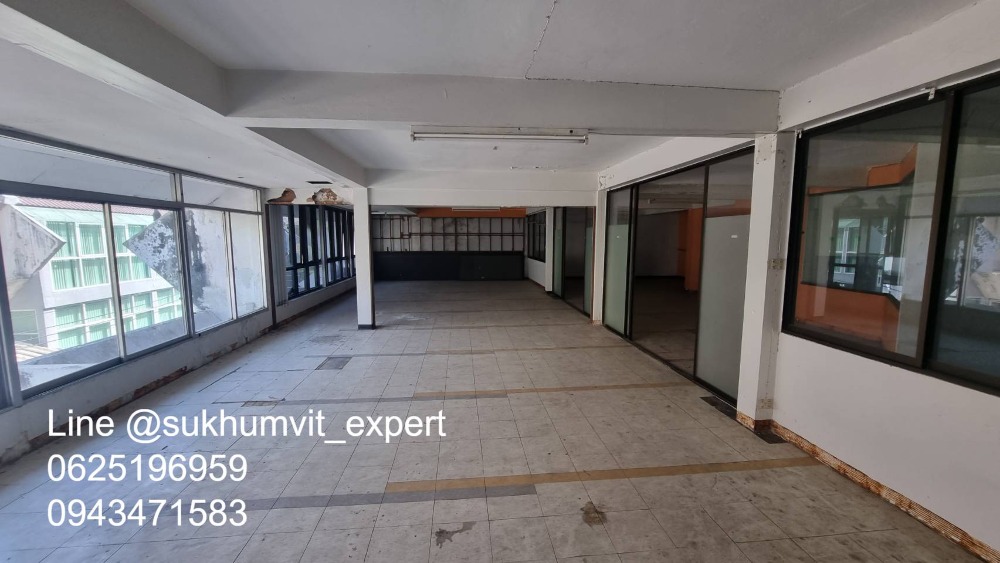 ให้เช่าทาวน์โฮมนานา : ให้เช่า บ้านทาวน์เฮาส์ตามสภาพ พื้นที่ใหญ่ ที่ดินรวม 65 ตารางวา มีดาดฟ้า เหมาะทำโรงแรม โรงพยาบาล คลินิค โฮสเทล