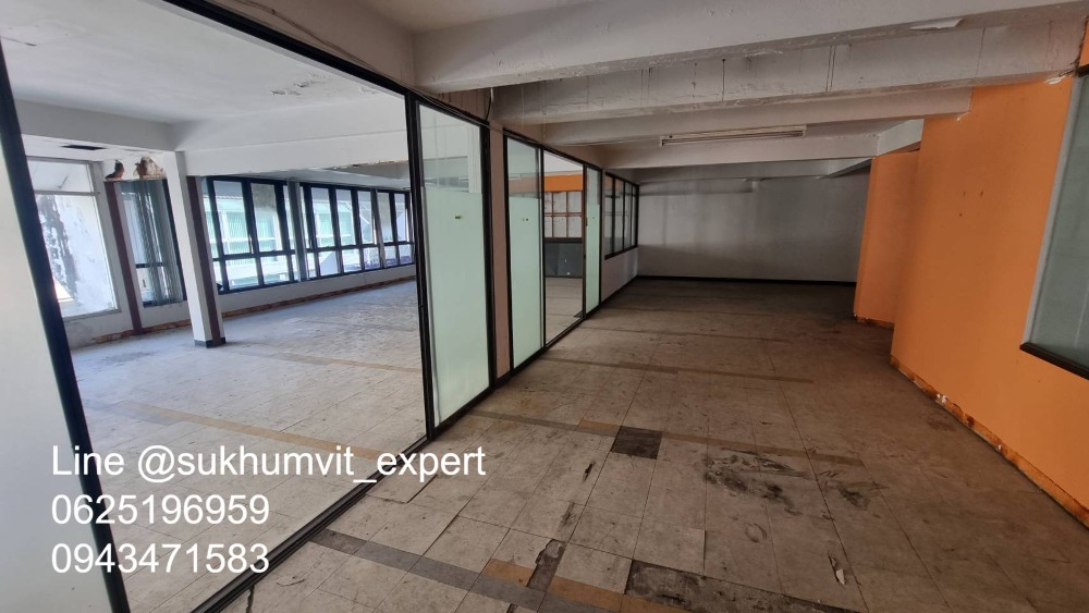 ให้เช่าทาวน์โฮมนานา : ให้เช่า บ้านทาวน์เฮาส์ตามสภาพ พื้นที่ใหญ่ ที่ดินรวม 65 ตารางวา มีดาดฟ้า เหมาะทำโรงแรม โรงพยาบาล คลินิค โฮสเทล