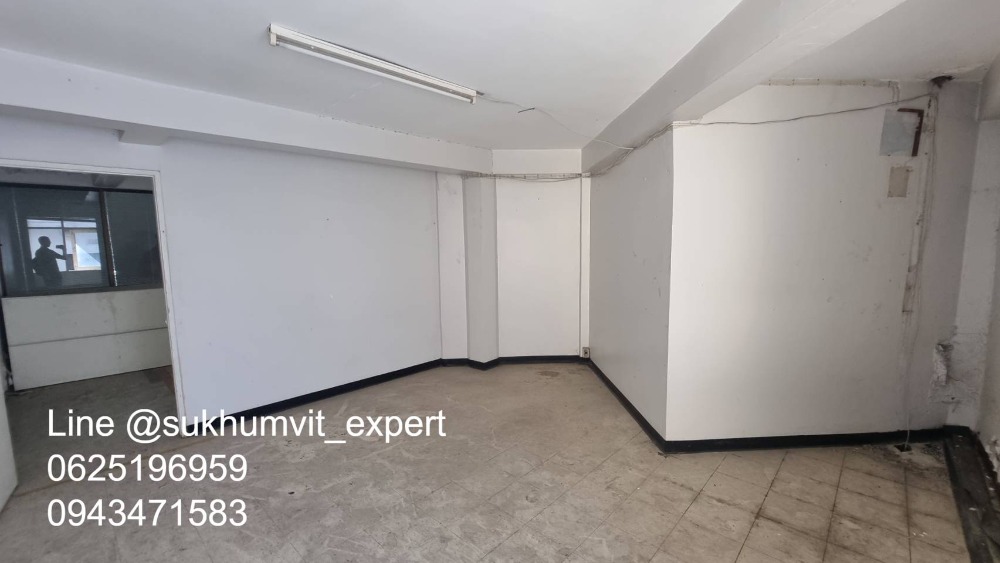 ให้เช่าทาวน์โฮมนานา : ให้เช่า บ้านทาวน์เฮาส์ตามสภาพ พื้นที่ใหญ่ ที่ดินรวม 65 ตารางวา มีดาดฟ้า เหมาะทำโรงแรม โรงพยาบาล คลินิค โฮสเทล