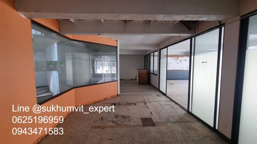 ให้เช่าทาวน์โฮมนานา : ให้เช่า บ้านทาวน์เฮาส์ตามสภาพ พื้นที่ใหญ่ ที่ดินรวม 65 ตารางวา มีดาดฟ้า เหมาะทำโรงแรม โรงพยาบาล คลินิค โฮสเทล