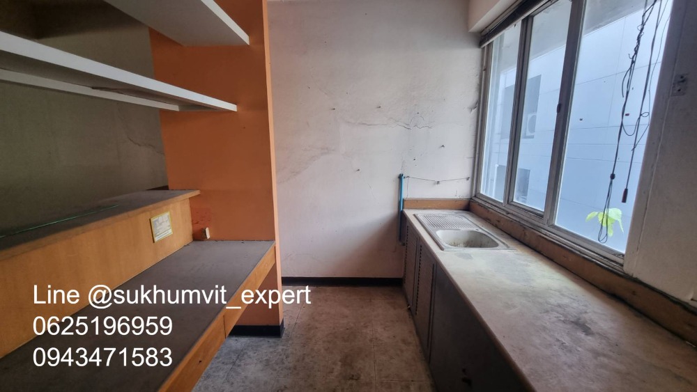 ให้เช่าทาวน์โฮมนานา : ให้เช่า บ้านทาวน์เฮาส์ตามสภาพ พื้นที่ใหญ่ ที่ดินรวม 65 ตารางวา มีดาดฟ้า เหมาะทำโรงแรม โรงพยาบาล คลินิค โฮสเทล