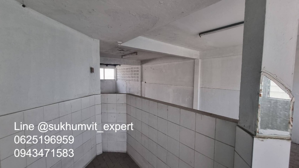 ให้เช่าทาวน์โฮมนานา : ให้เช่า บ้านทาวน์เฮาส์ตามสภาพ พื้นที่ใหญ่ ที่ดินรวม 65 ตารางวา มีดาดฟ้า เหมาะทำโรงแรม โรงพยาบาล คลินิค โฮสเทล