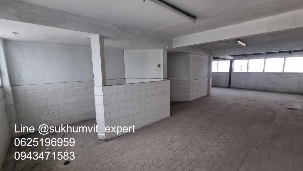 ให้เช่าทาวน์โฮมนานา : ให้เช่า บ้านทาวน์เฮาส์ตามสภาพ พื้นที่ใหญ่ ที่ดินรวม 65 ตารางวา มีดาดฟ้า เหมาะทำโรงแรม โรงพยาบาล คลินิค โฮสเทล