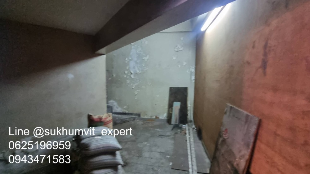 ให้เช่าทาวน์โฮมนานา : ให้เช่า บ้านทาวน์เฮาส์ตามสภาพ พื้นที่ใหญ่ ที่ดินรวม 65 ตารางวา มีดาดฟ้า เหมาะทำโรงแรม โรงพยาบาล คลินิค โฮสเทล