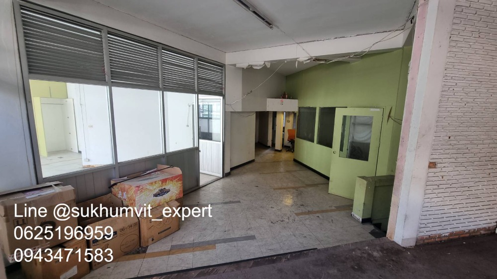 ให้เช่าทาวน์โฮมนานา : ให้เช่า บ้านทาวน์เฮาส์ตามสภาพ พื้นที่ใหญ่ ที่ดินรวม 65 ตารางวา มีดาดฟ้า เหมาะทำโรงแรม โรงพยาบาล คลินิค โฮสเทล