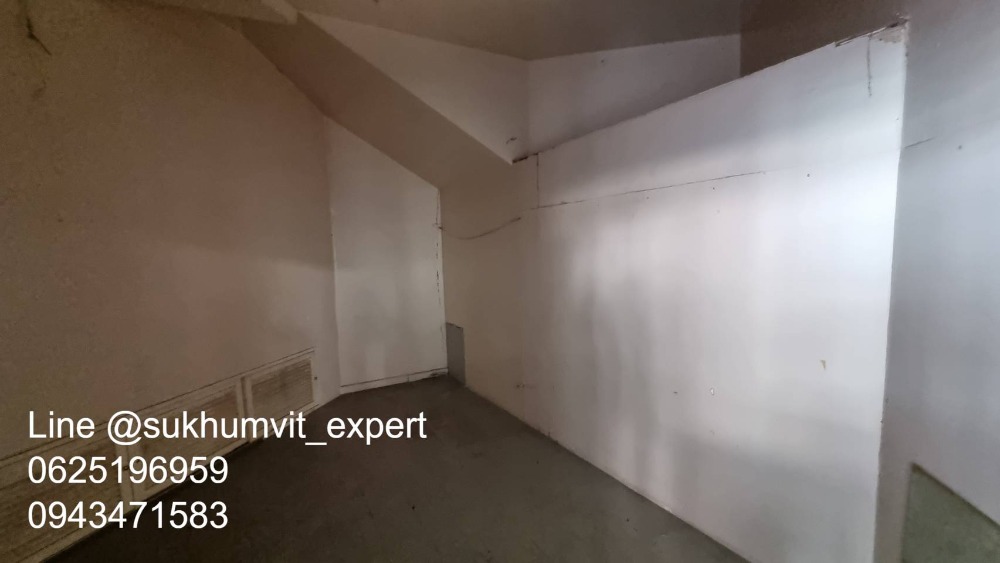 ให้เช่าทาวน์โฮมนานา : ให้เช่า บ้านทาวน์เฮาส์ตามสภาพ พื้นที่ใหญ่ ที่ดินรวม 65 ตารางวา มีดาดฟ้า เหมาะทำโรงแรม โรงพยาบาล คลินิค โฮสเทล