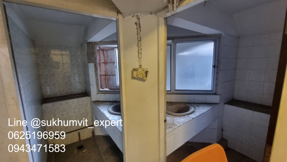 ให้เช่าทาวน์โฮมนานา : ให้เช่า บ้านทาวน์เฮาส์ตามสภาพ พื้นที่ใหญ่ ที่ดินรวม 65 ตารางวา มีดาดฟ้า เหมาะทำโรงแรม โรงพยาบาล คลินิค โฮสเทล