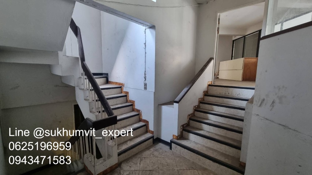 ให้เช่าทาวน์โฮมนานา : ให้เช่า บ้านทาวน์เฮาส์ตามสภาพ พื้นที่ใหญ่ ที่ดินรวม 65 ตารางวา มีดาดฟ้า เหมาะทำโรงแรม โรงพยาบาล คลินิค โฮสเทล