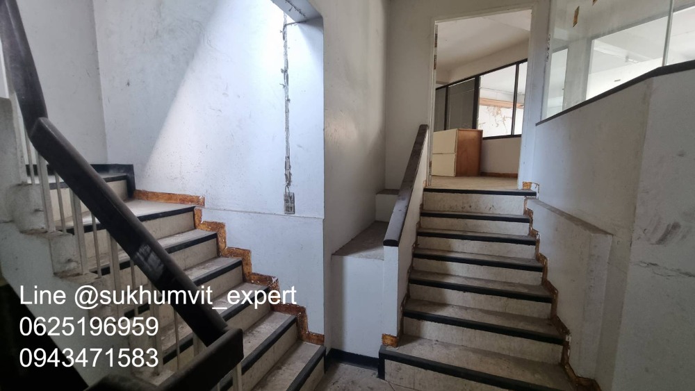 ให้เช่าทาวน์โฮมนานา : ให้เช่า บ้านทาวน์เฮาส์ตามสภาพ พื้นที่ใหญ่ ที่ดินรวม 65 ตารางวา มีดาดฟ้า เหมาะทำโรงแรม โรงพยาบาล คลินิค โฮสเทล