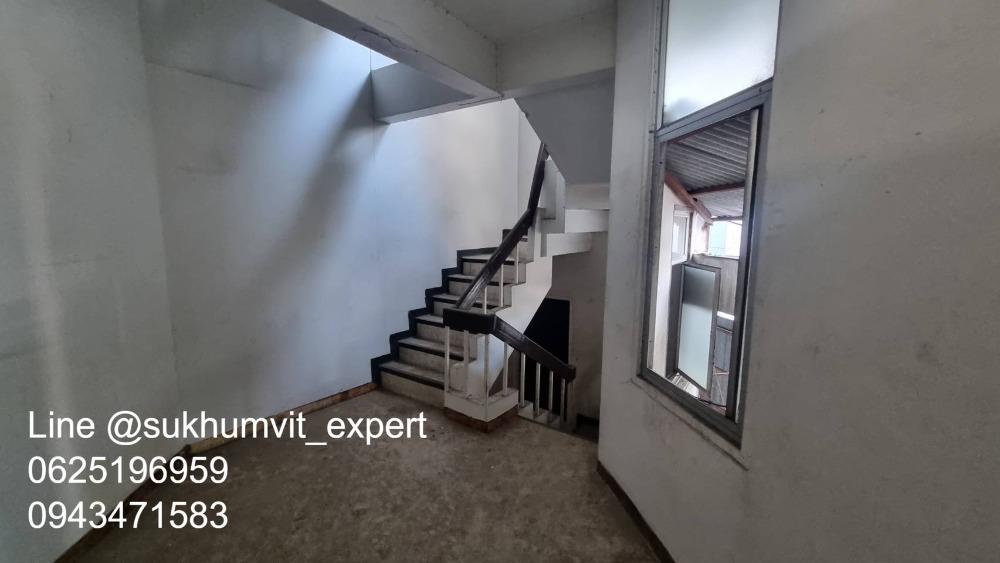 ให้เช่าทาวน์โฮมนานา : ให้เช่า บ้านทาวน์เฮาส์ตามสภาพ พื้นที่ใหญ่ ที่ดินรวม 65 ตารางวา มีดาดฟ้า เหมาะทำโรงแรม โรงพยาบาล คลินิค โฮสเทล