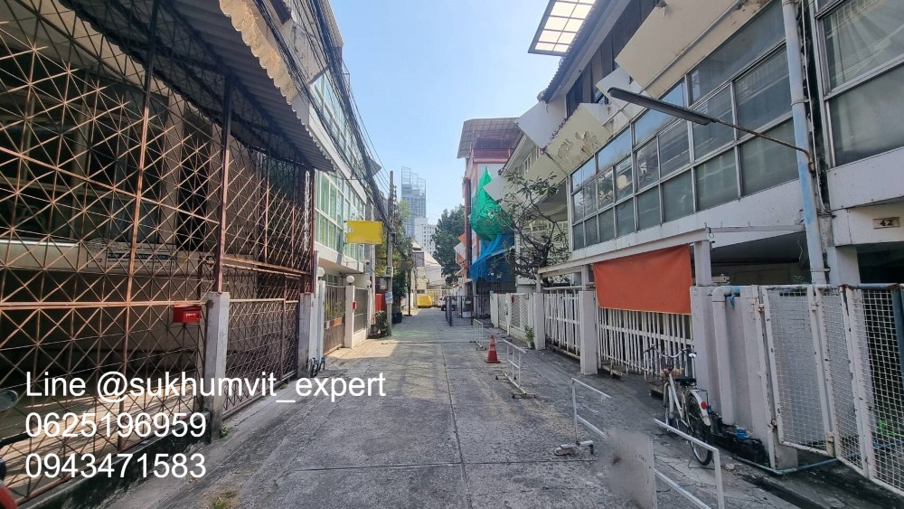 ให้เช่าทาวน์โฮมนานา : ให้เช่า บ้านทาวน์เฮาส์ตามสภาพ พื้นที่ใหญ่ ที่ดินรวม 65 ตารางวา มีดาดฟ้า เหมาะทำโรงแรม โรงพยาบาล คลินิค โฮสเทล