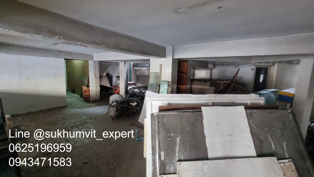 ให้เช่าทาวน์โฮมนานา : ให้เช่า บ้านทาวน์เฮาส์ตามสภาพ พื้นที่ใหญ่ ที่ดินรวม 65 ตารางวา มีดาดฟ้า เหมาะทำโรงแรม โรงพยาบาล คลินิค โฮสเทล