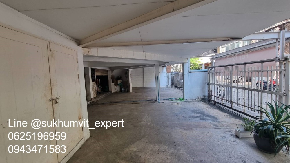 ให้เช่าทาวน์โฮมนานา : ให้เช่า บ้านทาวน์เฮาส์ตามสภาพ พื้นที่ใหญ่ ที่ดินรวม 65 ตารางวา มีดาดฟ้า เหมาะทำโรงแรม โรงพยาบาล คลินิค โฮสเทล