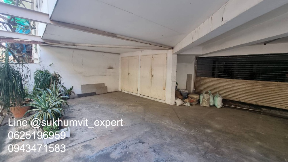 ให้เช่าทาวน์โฮมนานา : ให้เช่า บ้านทาวน์เฮาส์ตามสภาพ พื้นที่ใหญ่ ที่ดินรวม 65 ตารางวา มีดาดฟ้า เหมาะทำโรงแรม โรงพยาบาล คลินิค โฮสเทล