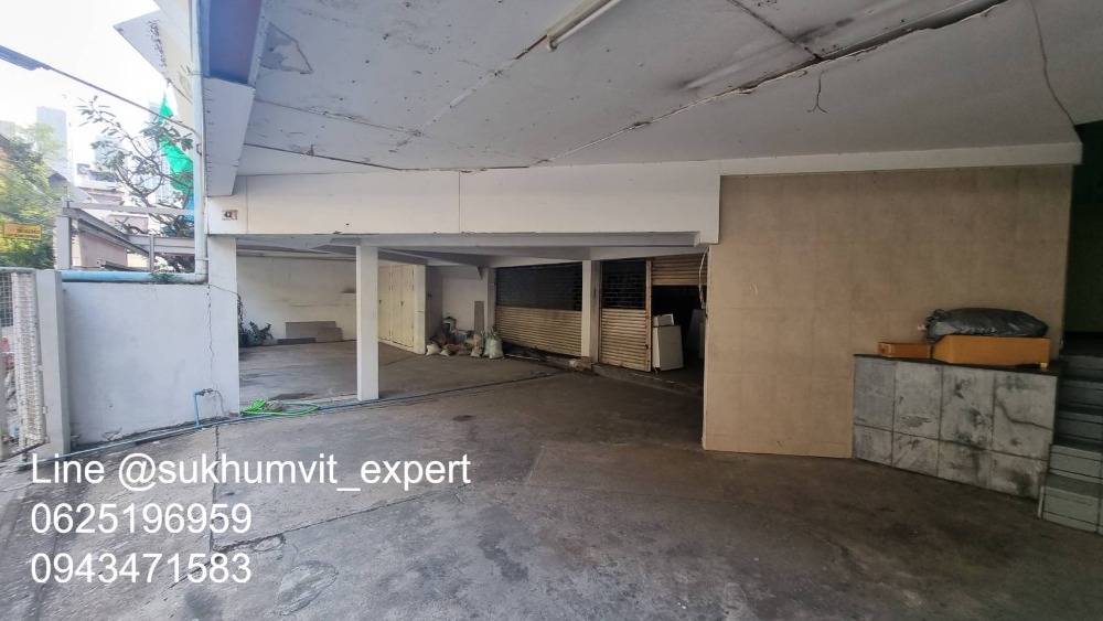 ให้เช่าทาวน์โฮมนานา : ให้เช่า บ้านทาวน์เฮาส์ตามสภาพ พื้นที่ใหญ่ ที่ดินรวม 65 ตารางวา มีดาดฟ้า เหมาะทำโรงแรม โรงพยาบาล คลินิค โฮสเทล