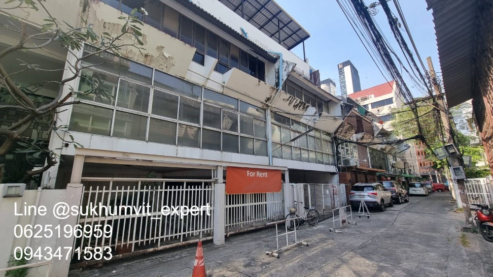 For RentTownhomeNana, North Nana,Sukhumvit13, Soi Nana : Townhouse for rent as per condition, large area, total land area 65 square meters, suitable for a hotel, hospital, clinic, hostel.