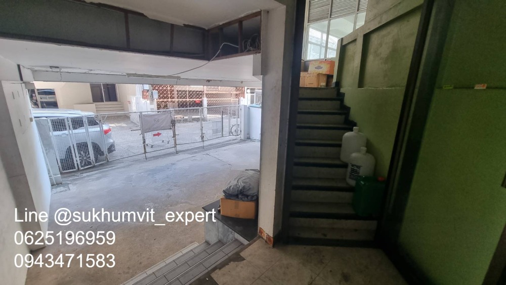 ให้เช่าทาวน์โฮมนานา : ให้เช่า บ้านทาวน์เฮาส์ตามสภาพ พื้นที่ใหญ่ ที่ดินรวม 65 ตารางวา มีดาดฟ้า เหมาะทำโรงแรม โรงพยาบาล คลินิค โฮสเทล