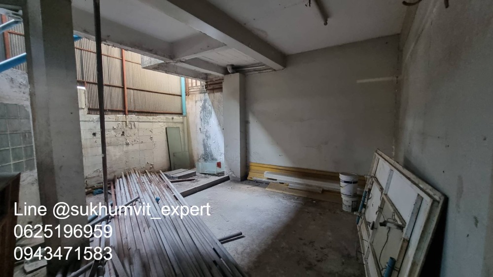 ให้เช่าทาวน์โฮมนานา : ให้เช่า บ้านทาวน์เฮาส์ตามสภาพ พื้นที่ใหญ่ ที่ดินรวม 65 ตารางวา มีดาดฟ้า เหมาะทำโรงแรม โรงพยาบาล คลินิค โฮสเทล