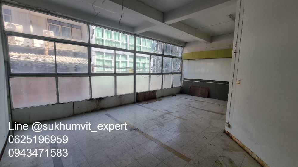 ให้เช่าทาวน์โฮมนานา : ให้เช่า บ้านทาวน์เฮาส์ตามสภาพ พื้นที่ใหญ่ ที่ดินรวม 65 ตารางวา มีดาดฟ้า เหมาะทำโรงแรม โรงพยาบาล คลินิค โฮสเทล